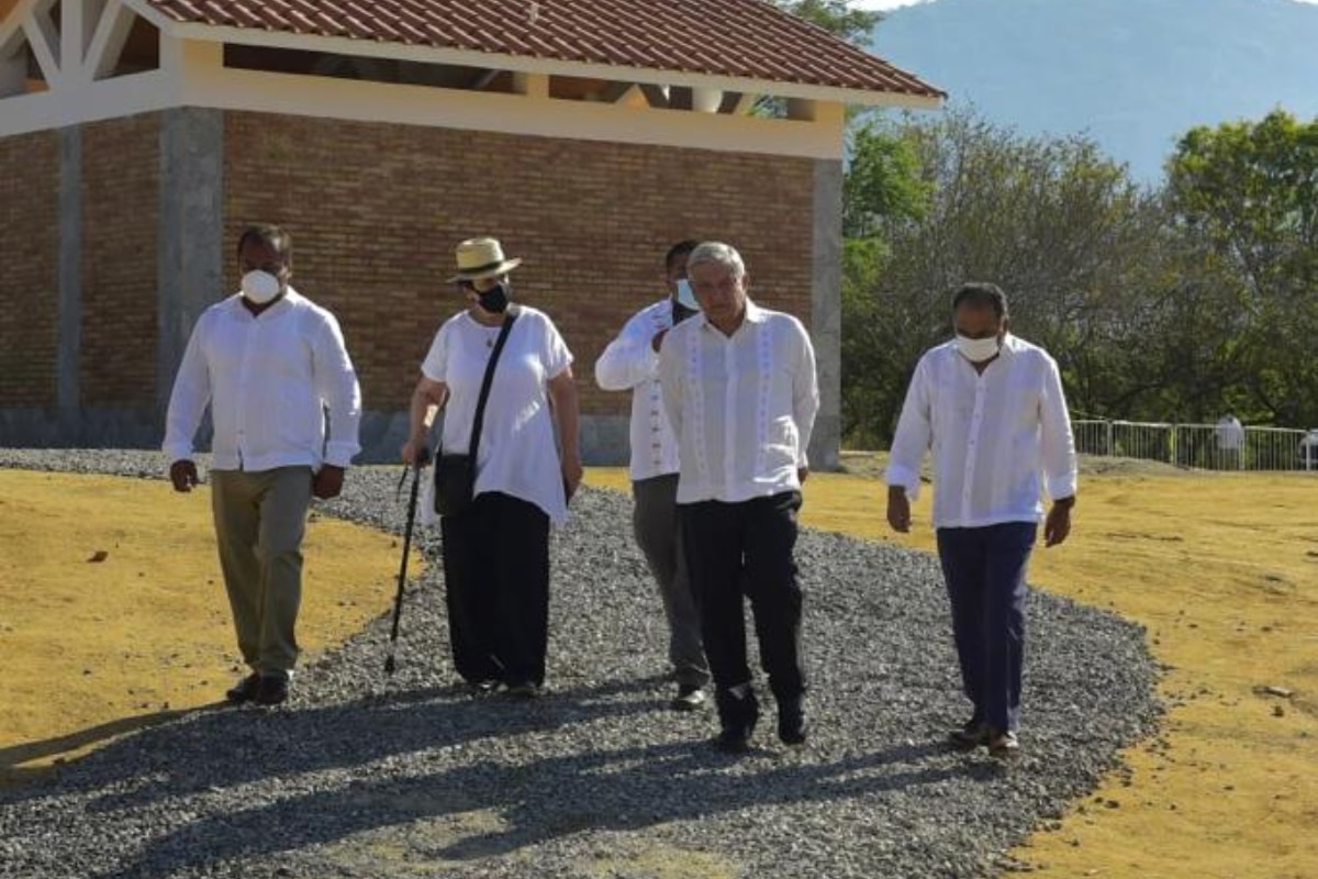 El Jefe del Ejecutivo reiteró que la aplicación se debe hacer sin influyentísimo ni corrupción y conforme al calendario establecido por la Secretaría de Salud