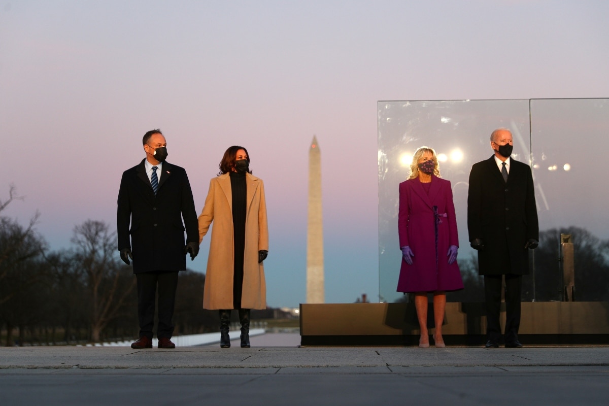 En lugar de multitudes de simpatizantes, en el césped de la explanada posaban miles de banderas de Estados Unidos y de los 50 estados colocadas en honor a aquellos que no pueden estar en Washington para la investidura