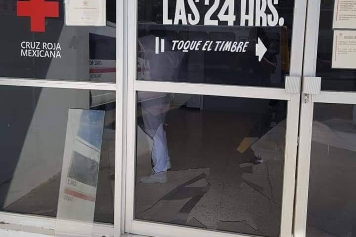 Sin embargo, estas personas empezaron a vandalizar el acceso del hospital, donde rompieron los vidrios de la puerta