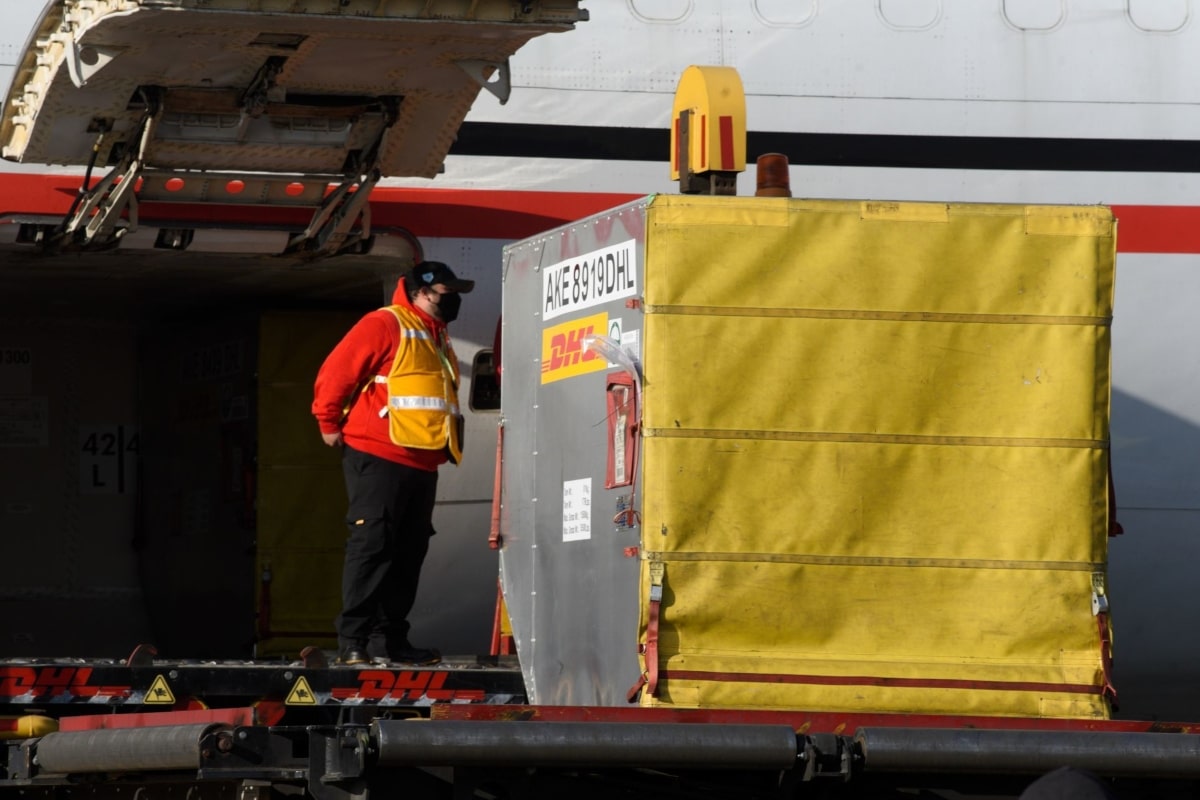 La mayoría de los ultracongeladores tiene capacidad de aproximadamente 500 litros; son equipos de casi 300 kilogramos; su tamaño es mayor al de un refrigerador casero, y tienen cerca de 36 pies cúbicos