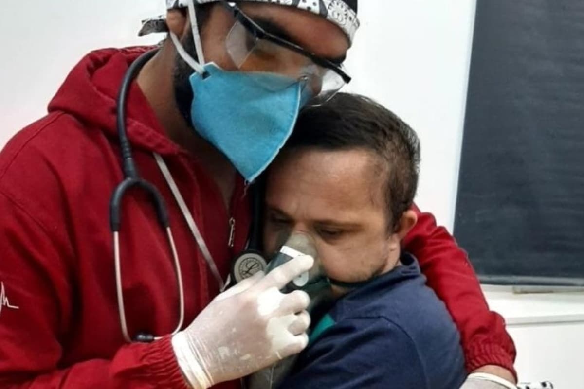 El asistente médico de 38 años, se acercó y sin pensarlo abrazó a Emerson Junior, un paciente de 30 años con dificultades respiratorias a causa del covid-19, por lo que su tranquilidad se volcó al sentir la falta de aire