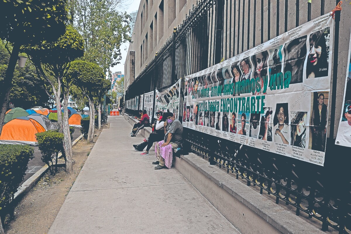 Colectivos que llevan más de mes y medio frente a la Secretaría de Gobernación, indican que no se irán del lugar hasta que tengan los recursos que les fueron quitados con la extinción de los fideicomisos