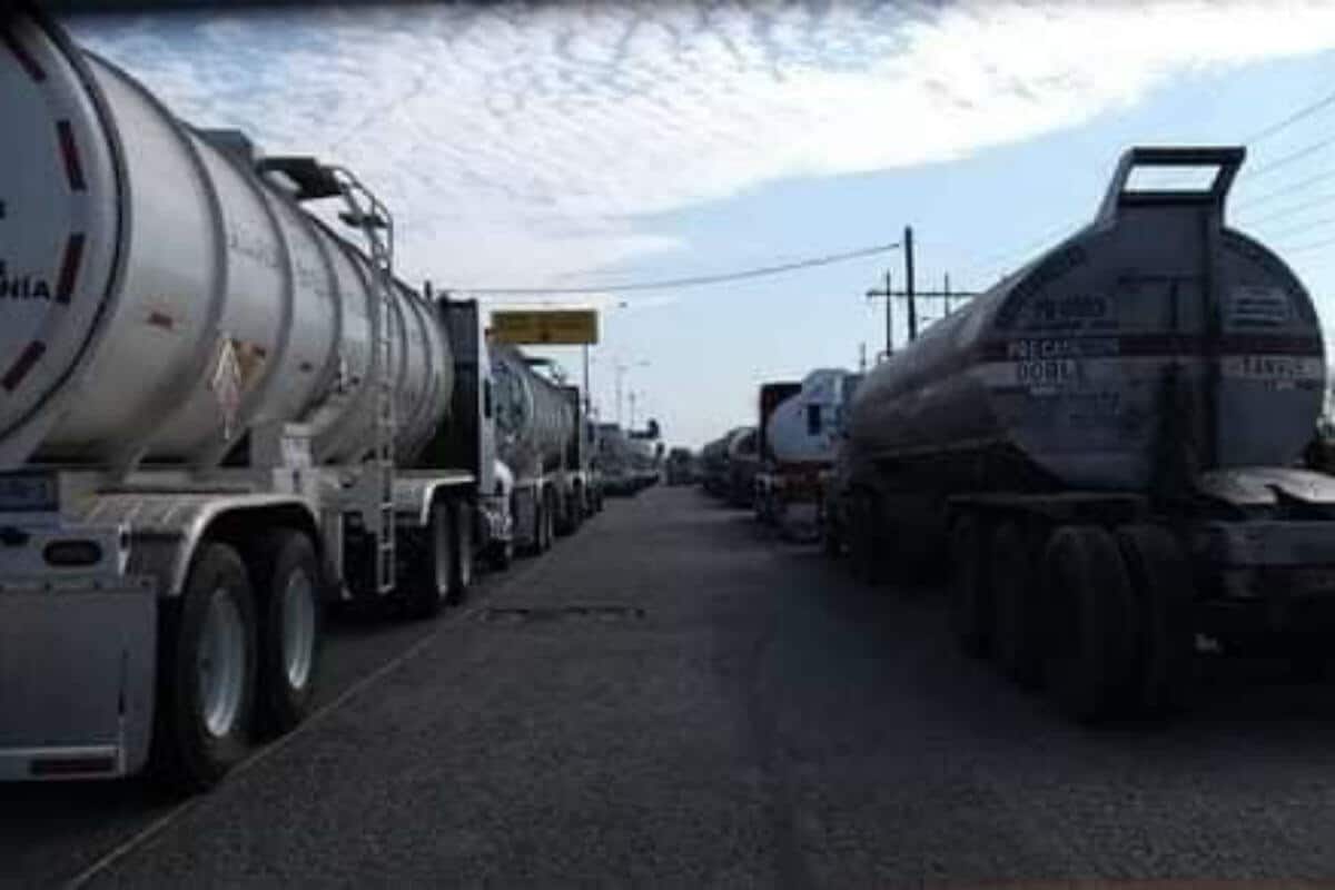 Los obreros decidieron mantenerse por cuarto día consecutivo en esta protesta, impidiendo así la entrada y salida de tractocamiones