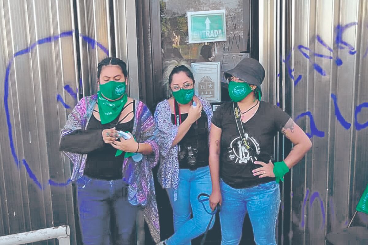 Los colectivos de mujeres protestan por la negativa que habían tenido los legisladores a discutir el tema del aborto y por la violencia de género