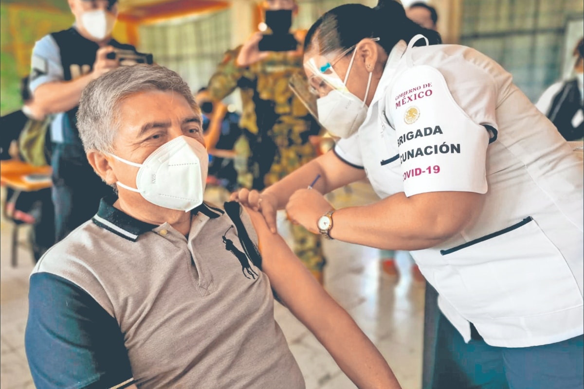 Foto: Cuartoscuro. La aplicación del refuerzo contra covid-19 para los maestros del país comenzó este miércoles.