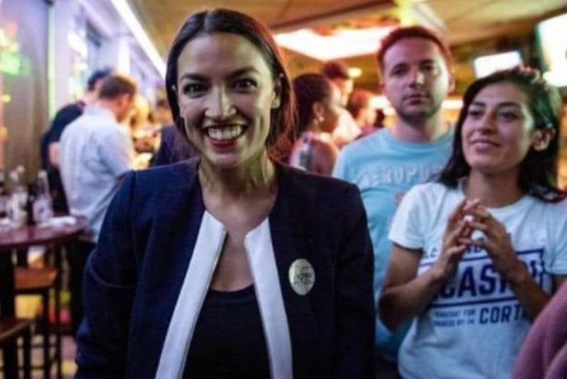 La congresista Alexandria Ocasio confiesa haber sobrevivido a una agresión sexual