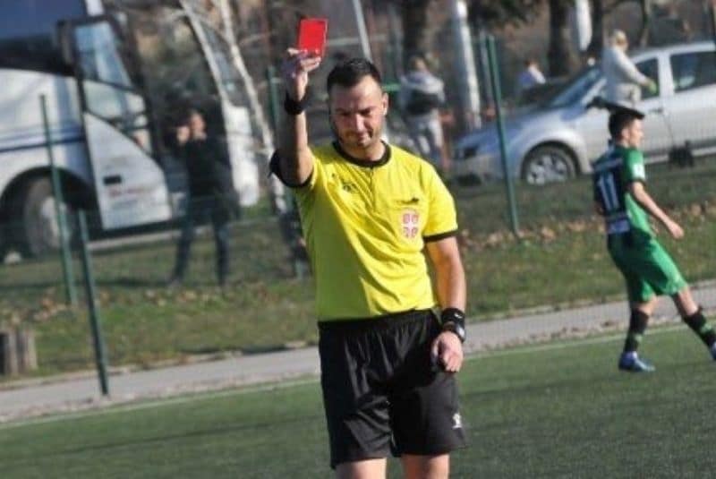 Arbitro expulsa a perrito que interrumpió partido de futbol (+foto)