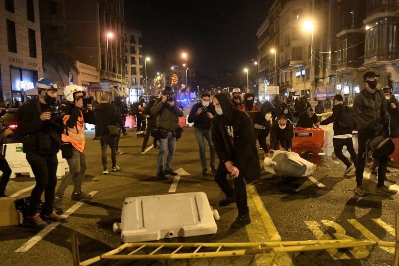 Más de 50 detenidos en España por manifestaciones contra encarcelamiento de Hasél