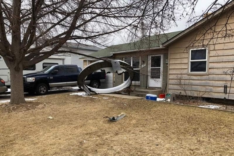 Caen escombros desde un avión averiado sobre casas en Denver, EU