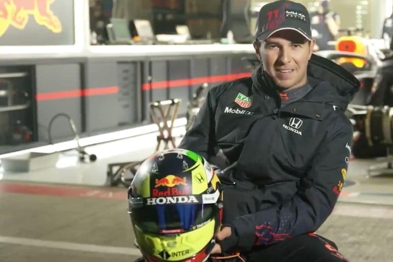 Checo Pérez estrena la bandera de México en su primer casco en Red Bull