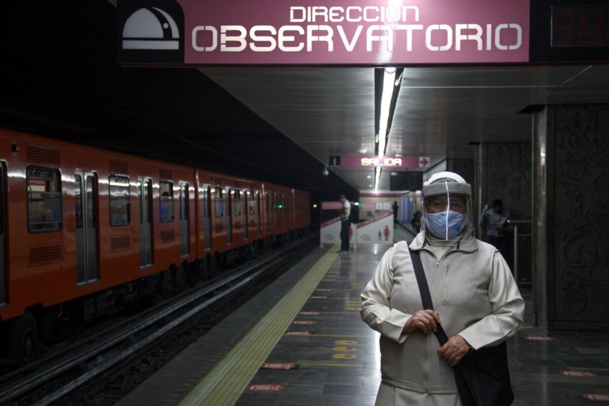 A través de sus redes sociales, el Metro pidió a los usuarios tomar previsiones e informó la realización de maniobras de rescate