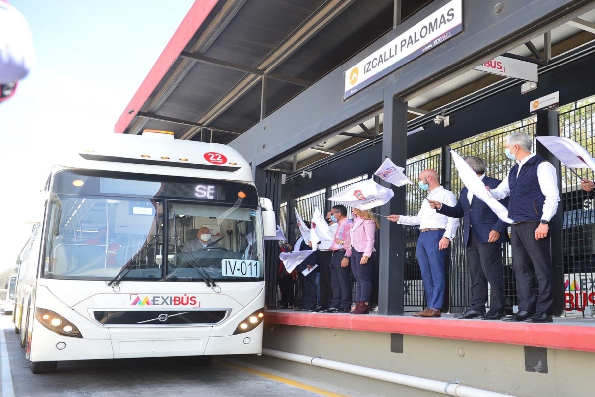 El gobernador marcó la salida de los autobuses