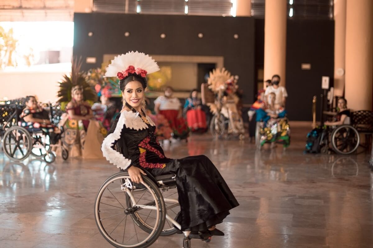 La joven oaxaqueña de 17 años fue premiada con el cetro «Miss Teen», e invitada a participar en el concurso de belleza mundial para seleccionar a las «Reinas del Ámbar»