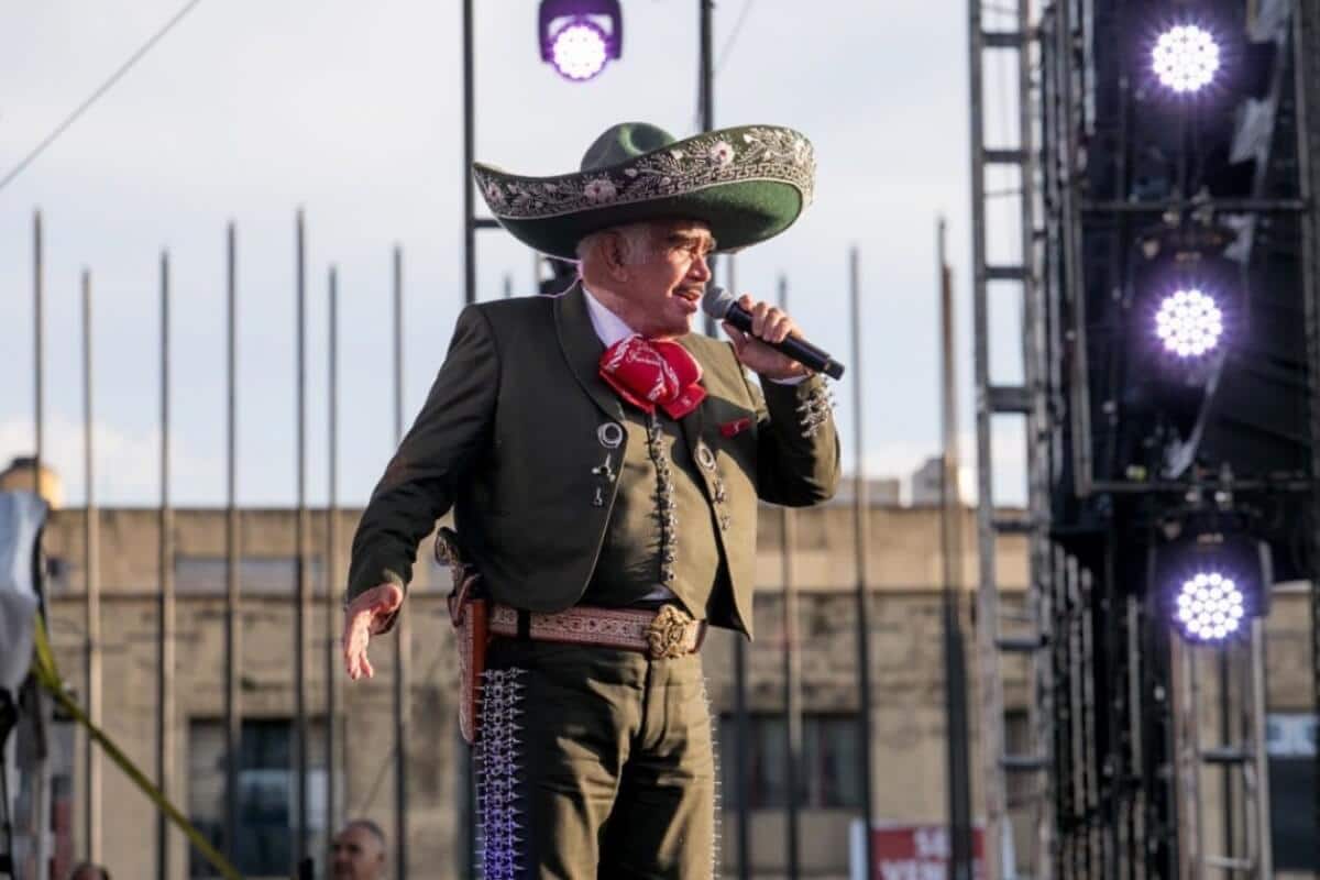 Revelo que luego de negarse a las propuestas sexuales de su jefa, Vicente Fernández contó que fue despedido de su centro de trabajo