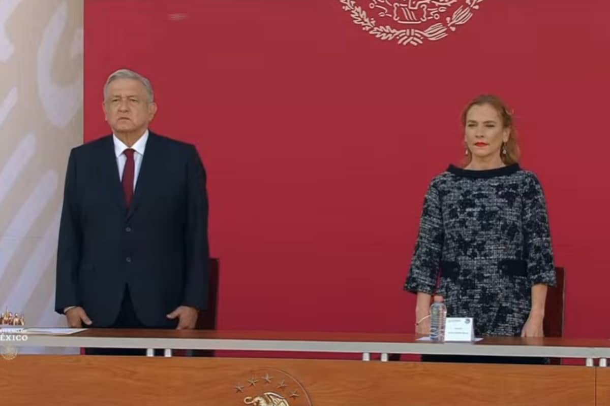 La ceremonia duró poco más de 40 minutos, y al culminar, el jefe del Ejecutivo caminó hasta la puerta principal del Castillo de Chapultepec junto a su esposa y los titulares del Ejército, Luis Cresencio Sandoval, y Marina, José Rafael Ojeda