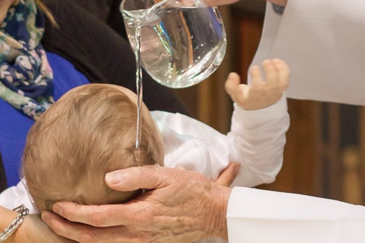 Cumpliendo con el ritual ortodoxo, el infante fue sumergido tres veces en el agua bendita a pesar de que lloraba mucho