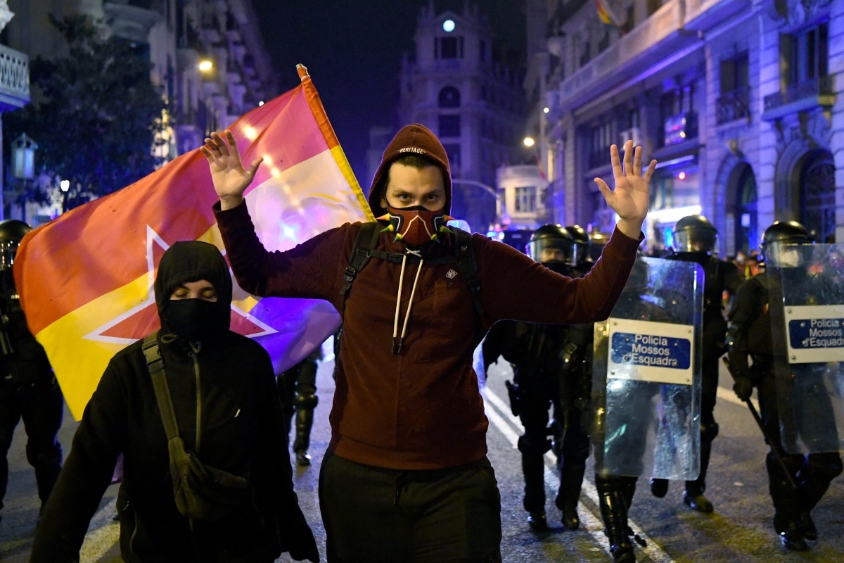 Desde el martes, un centenar de personas han sido detenidas por la policía en Barcelona y otras ciudades de Cataluña, según las autoridades