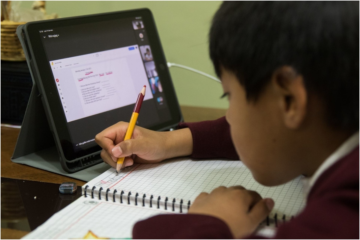 Destacó que la preparación para un eventual regreso a clases, pasa por tener espacios limpios, así como la vigilancia y comunicación entre la autoridad escolar y sanitaria