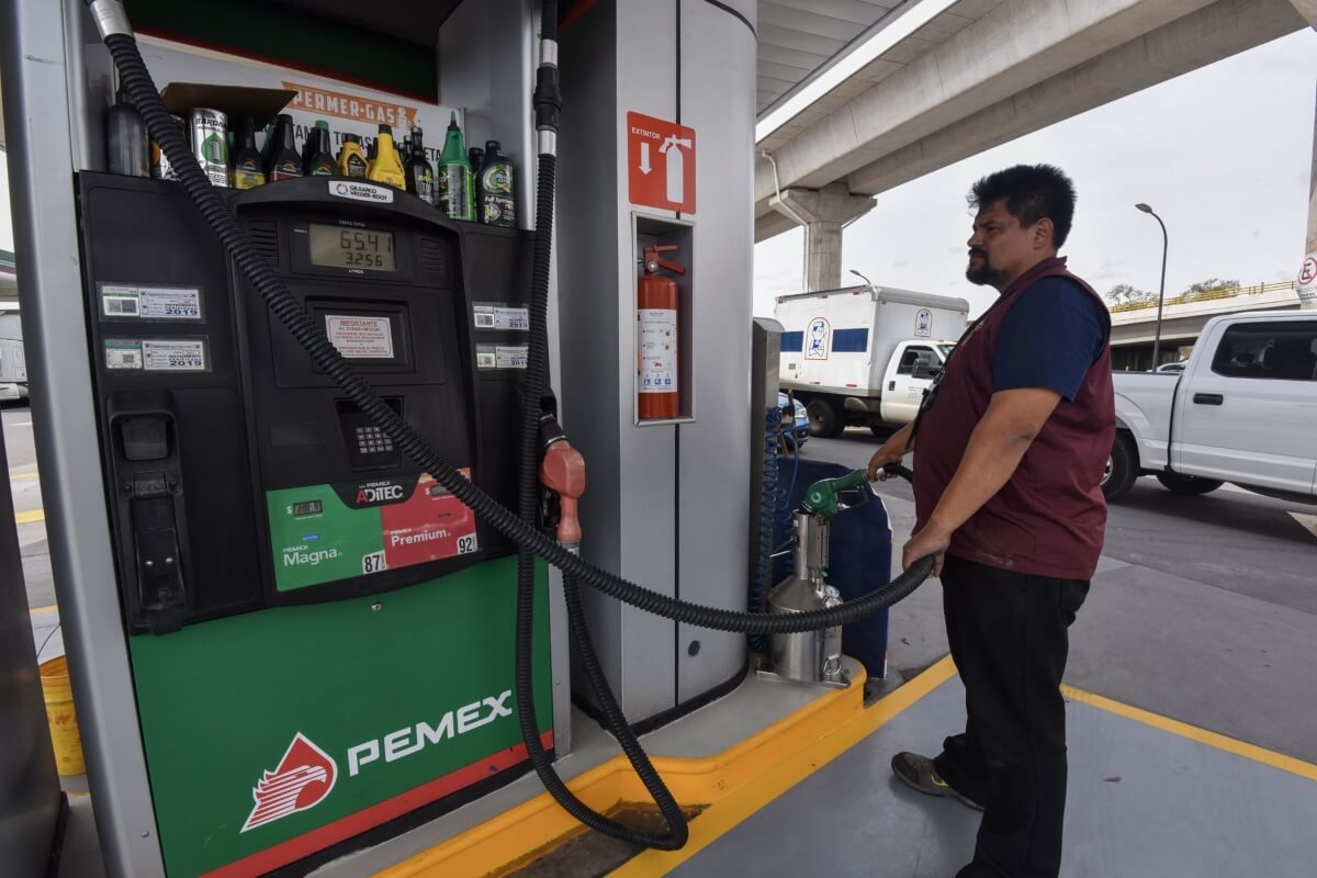 AMLO señaló que, en caso de haber excedentes en el precio del petróleo estos se destinarán a subsidiar combustibles.