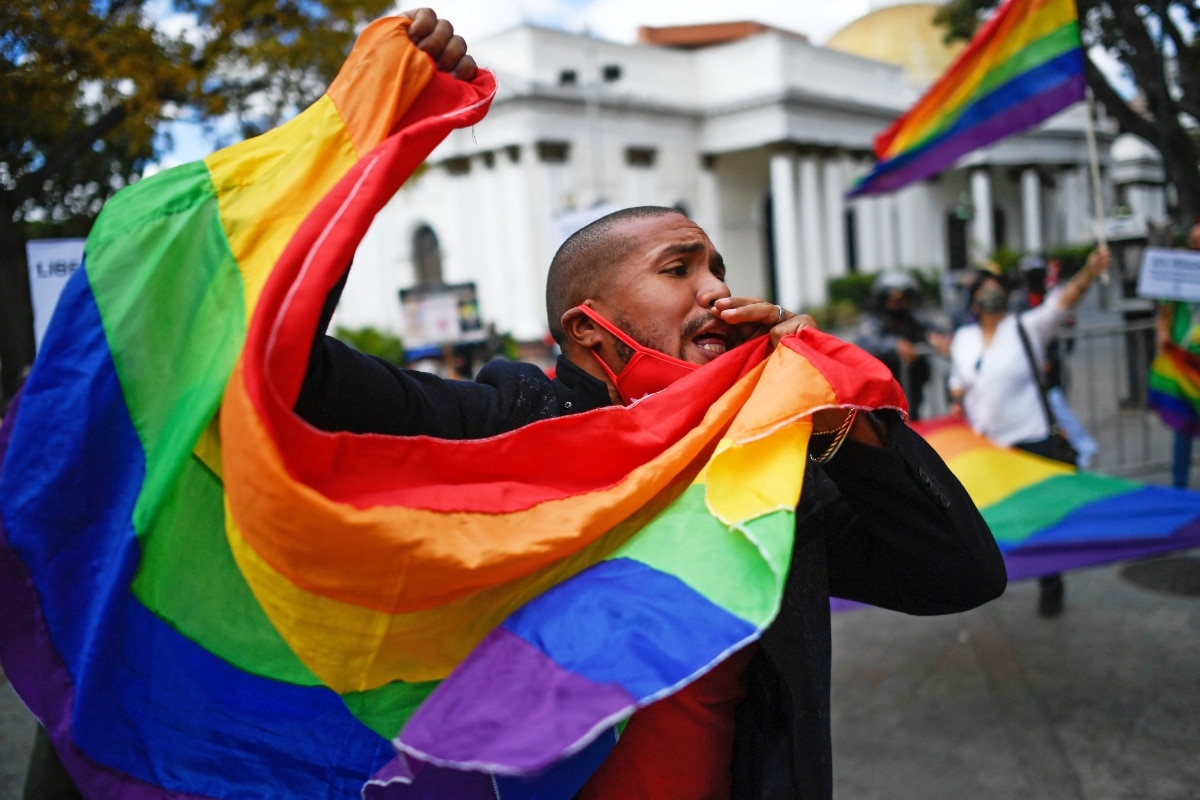 El caso fue denunciado y generó indignación por parte de funcionarios locales y nacionales, tanto de izquierda como de derecha, así como de las asociaciones de defensa de los derechos de personas homosexuales