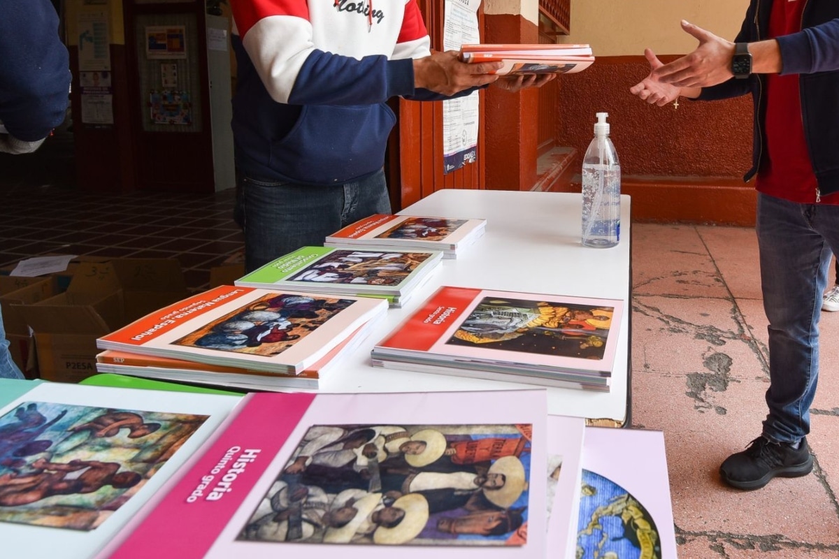 El mandatario también añadió que se seguirá impulsando a las escuelas normales. Además, resaltó que suman 140 universidades públicas nuevas, con las universidades del bienestar