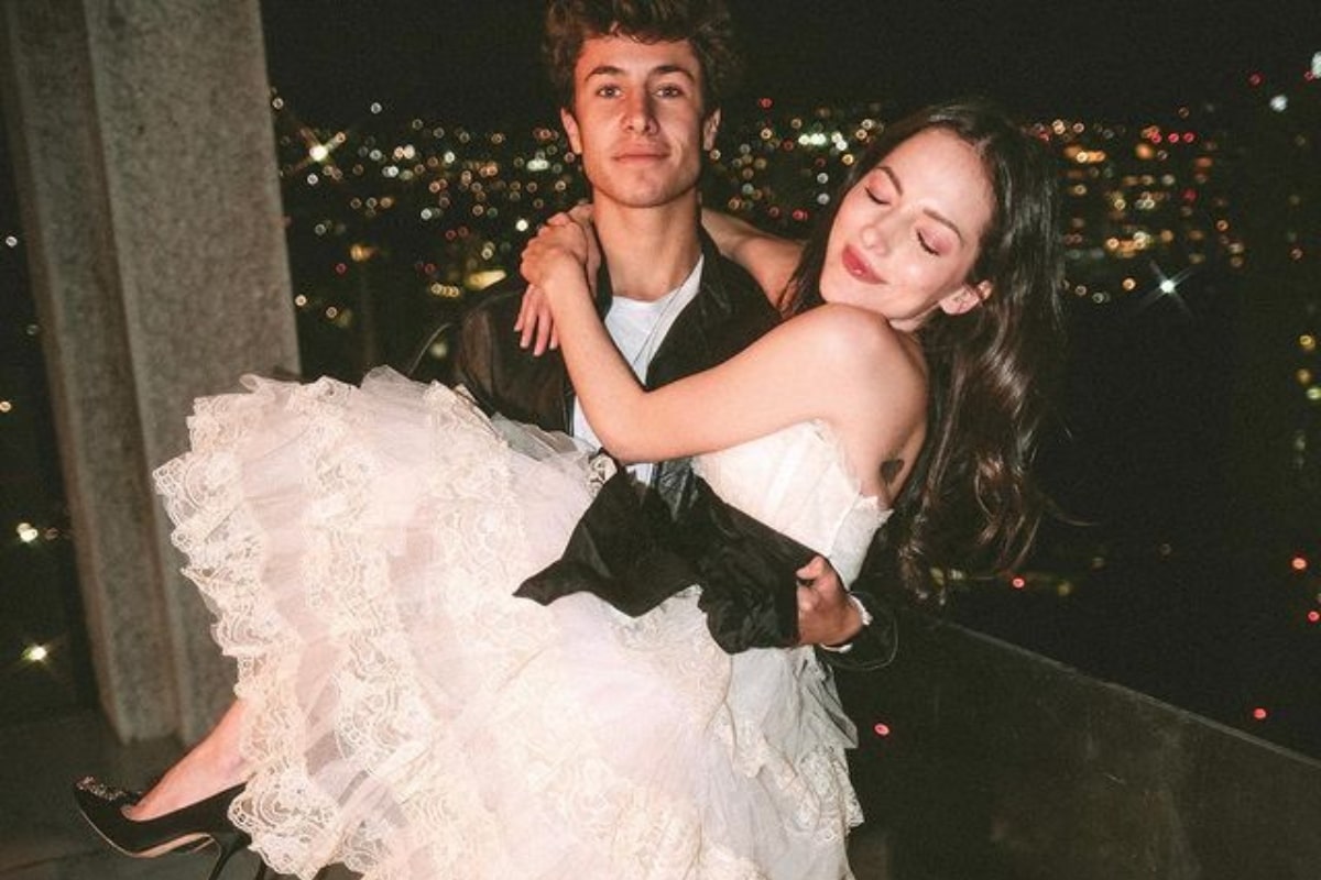 En la fotografía aparece Juanpa cargando a Cantú con un bello vestido blanco, pose que fue imitada por una imagen editada que realizó uno sus fans, como si estuvieran casados