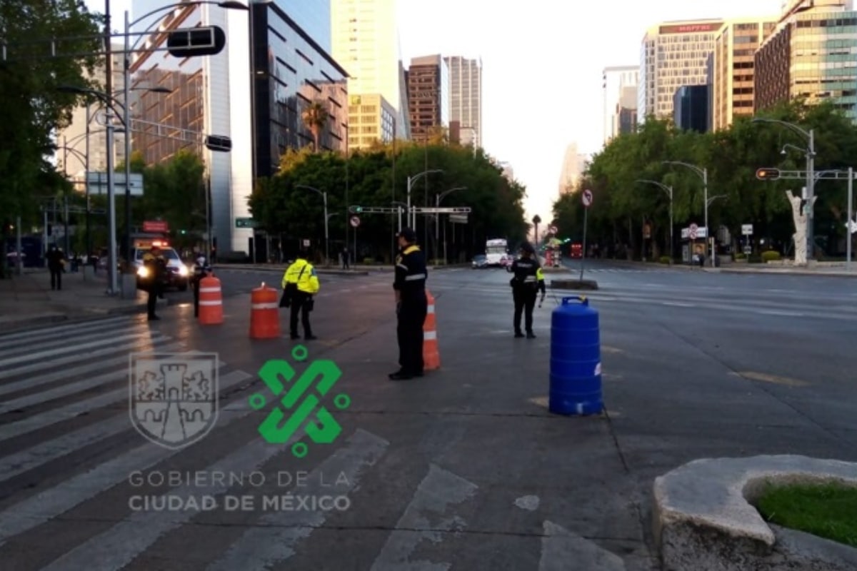 La manifestación cuenta con aproximadamente 50 personas de la Asamblea Nacional de Usuarios quienes llevan diversas pancartas en protesta por la renacionalización de la industria eléctrica