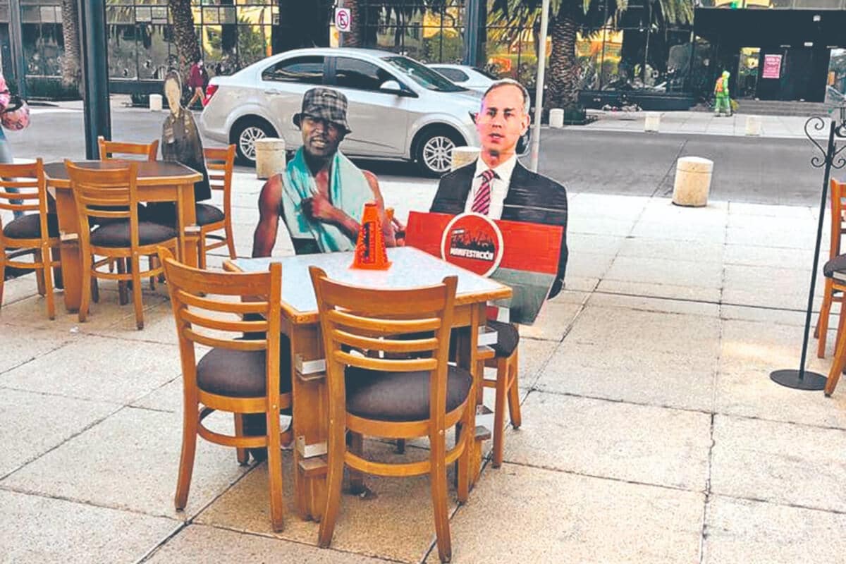 Los comercios instalaron mesas al aire libre y para la sana distancia colocaron fotografías de famosos