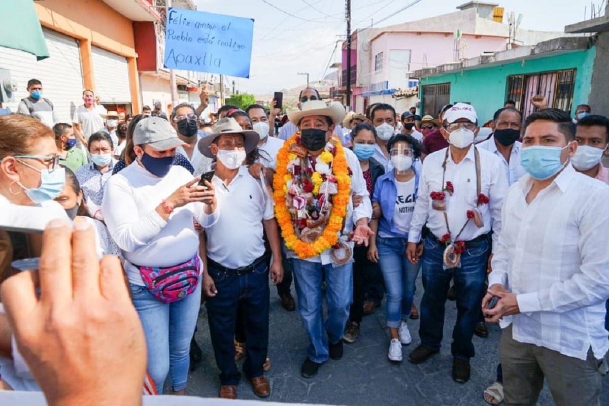 Salgado Macedonio en plena campaña política