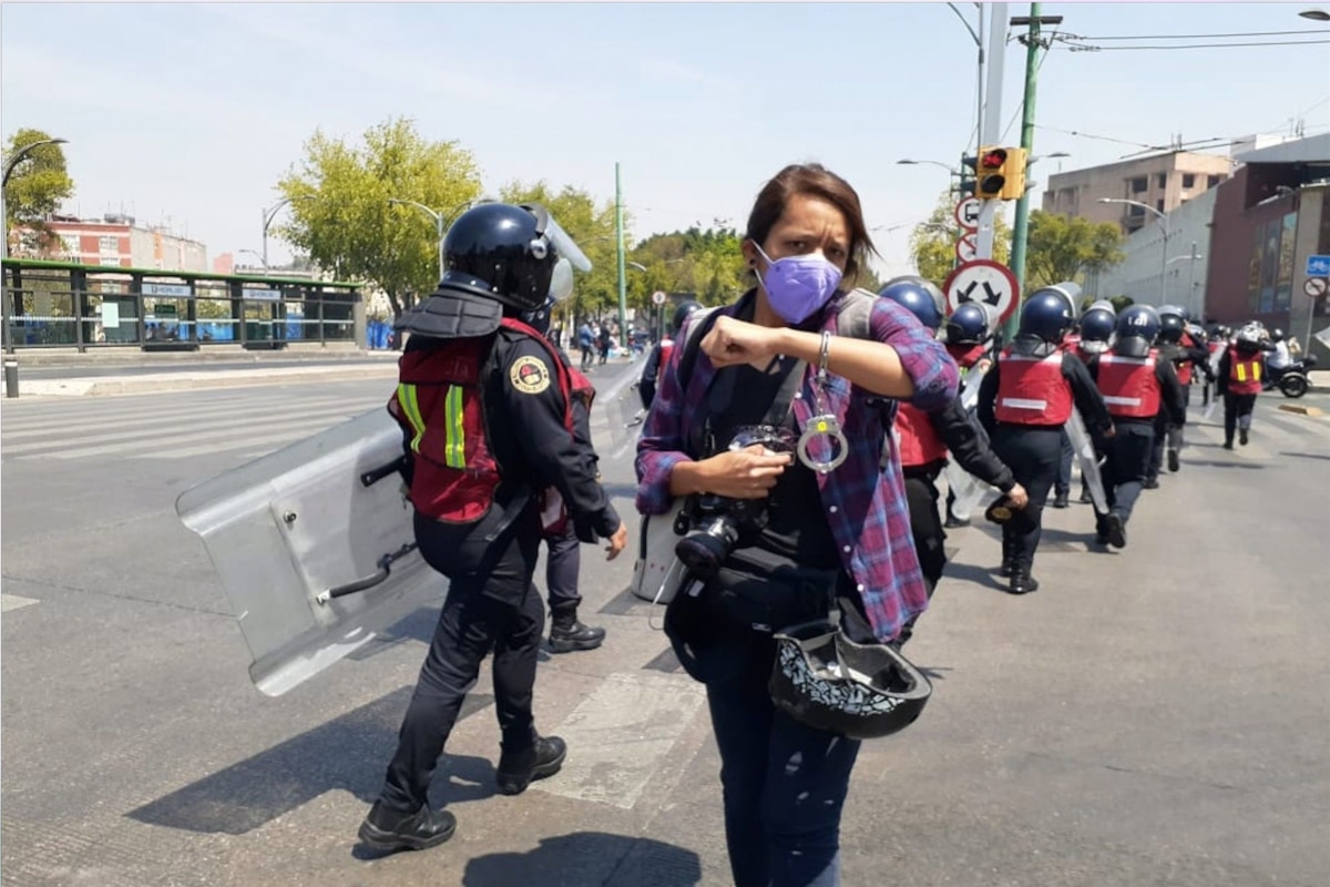 Al menos dos fotoperiodistas fueron esposadas por elementos de la Policía capitalina