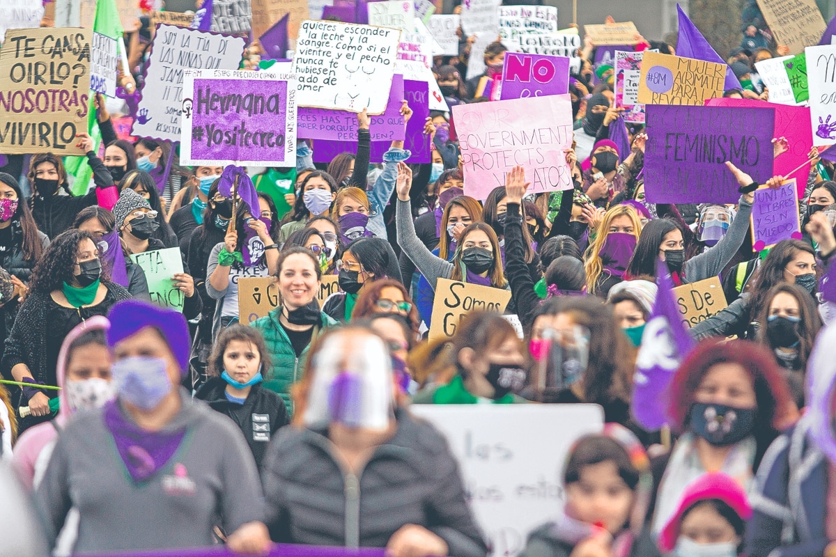 Entre las asistentes había maestras y madres de víctimas de feminicidios; durante su trayecto, algunas mujeres encapuchadas vandalizaron negocios y pintaron paredes.