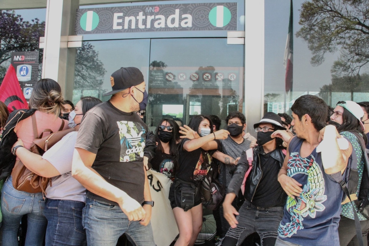 De pronto un reducido número de personas que se identificaron como visitantes, comenzaron a enfrentarlos pidiendo de manera agresiva que los dejaran entrar y ante la negativa fueron golpeados tanto estudiantes como maestros