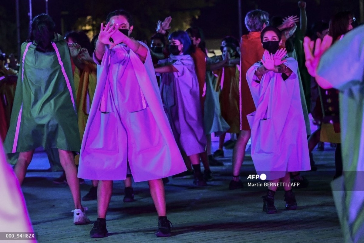 La presentación se produjo una noche antes del Día Internacional de La Mujer, jornada en la que se esperan masivas movilizaciones en todo Chile