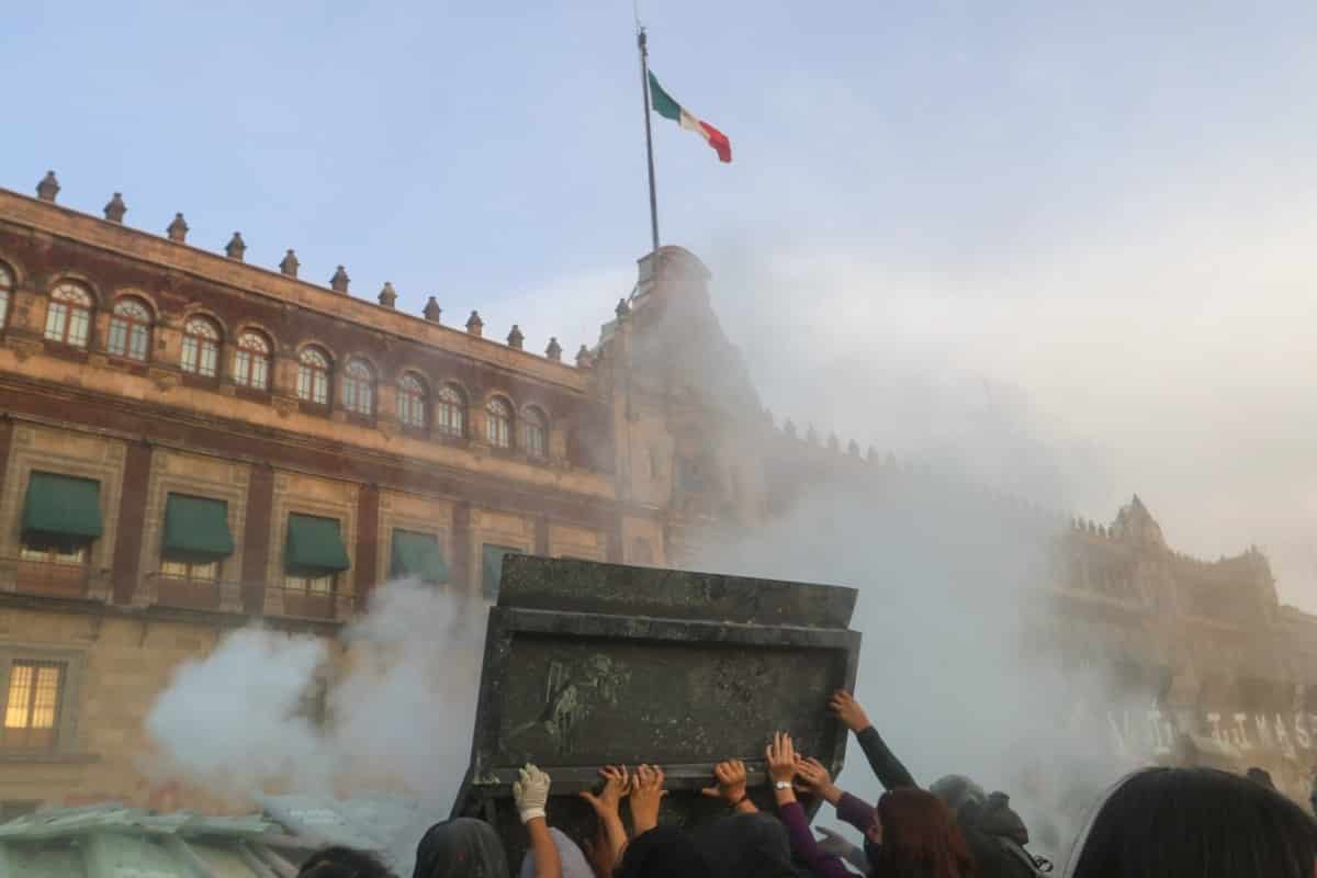 AMLO aseguró que ya había decidido que la muralla metálica, intervenida con los nombres de víctimas de feminicidio, se quedará por lo menos una semana