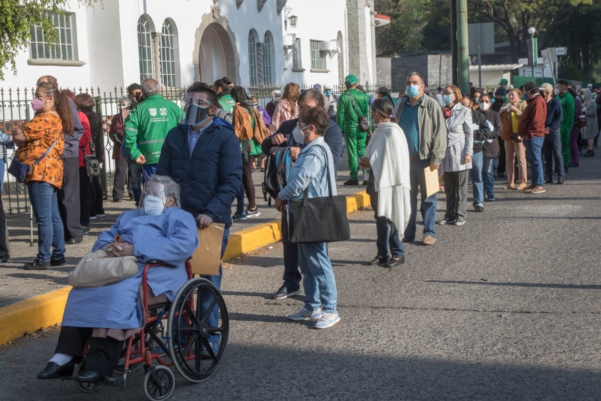 Aunque hubo largas filas que rodearon el Auditorio Nacional, cada adulto mayor esperaba a lo mucho hora y media