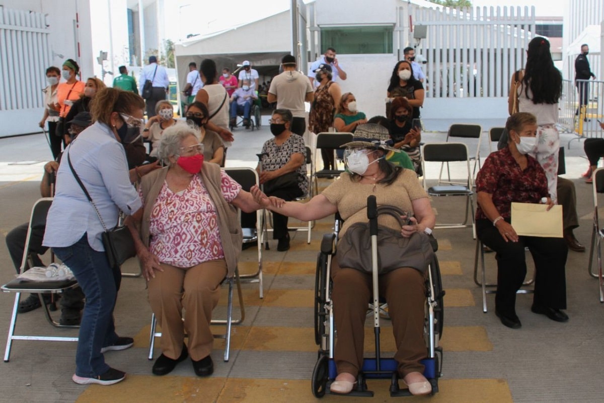 Adultos mayores esperan ser vacunados contra el Covid-19