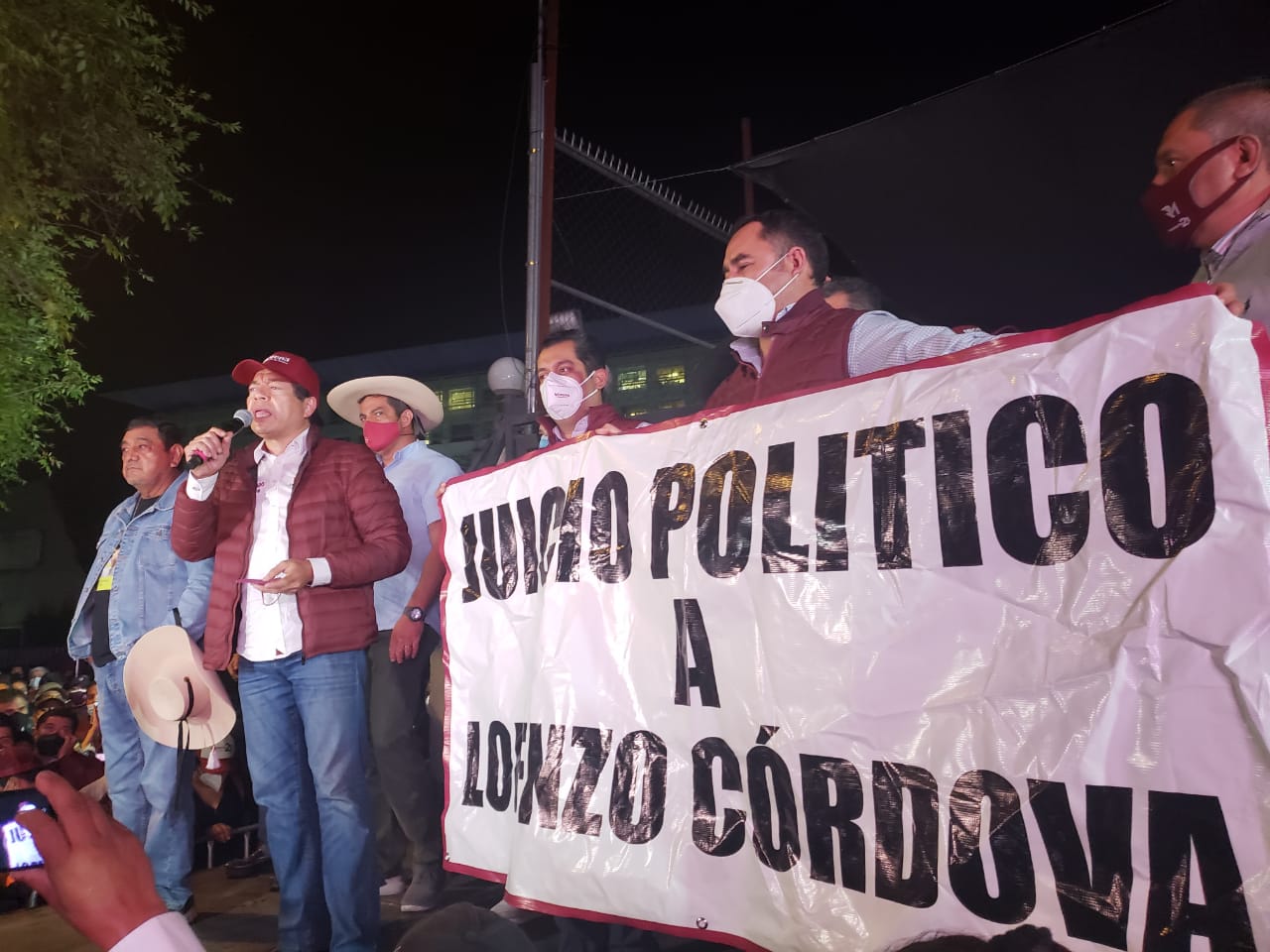 El dirigente morenista acusó violencia política del INE.