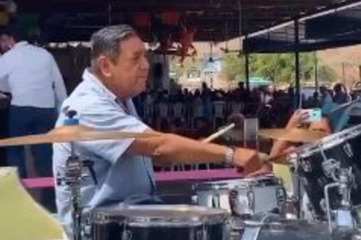 Félix Salgado fue captado mientras cantaba su más reciente composición musical.