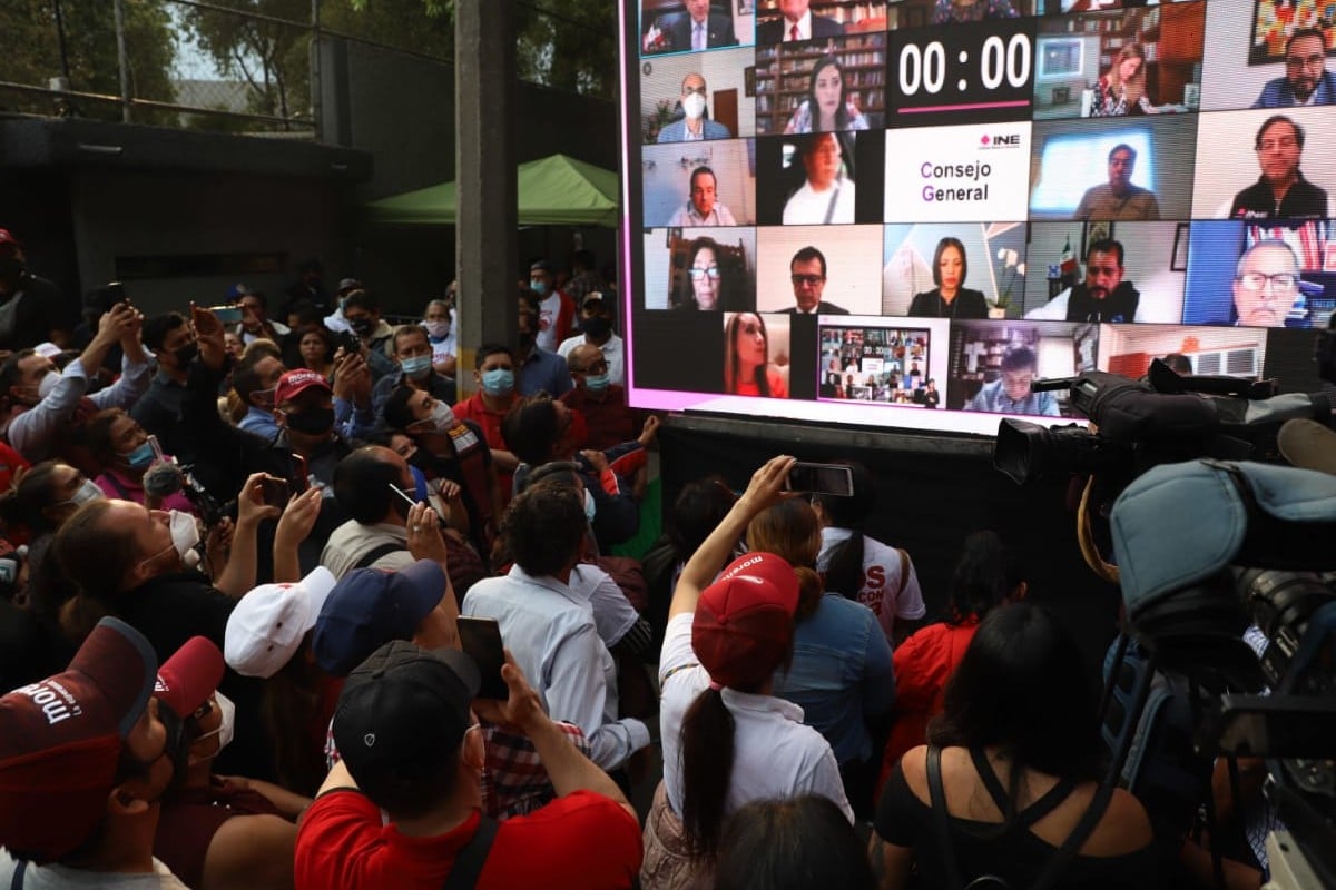 Conforme pasan los minutos, los simpatizantes de Salgado Macedonio lucen más tensos.