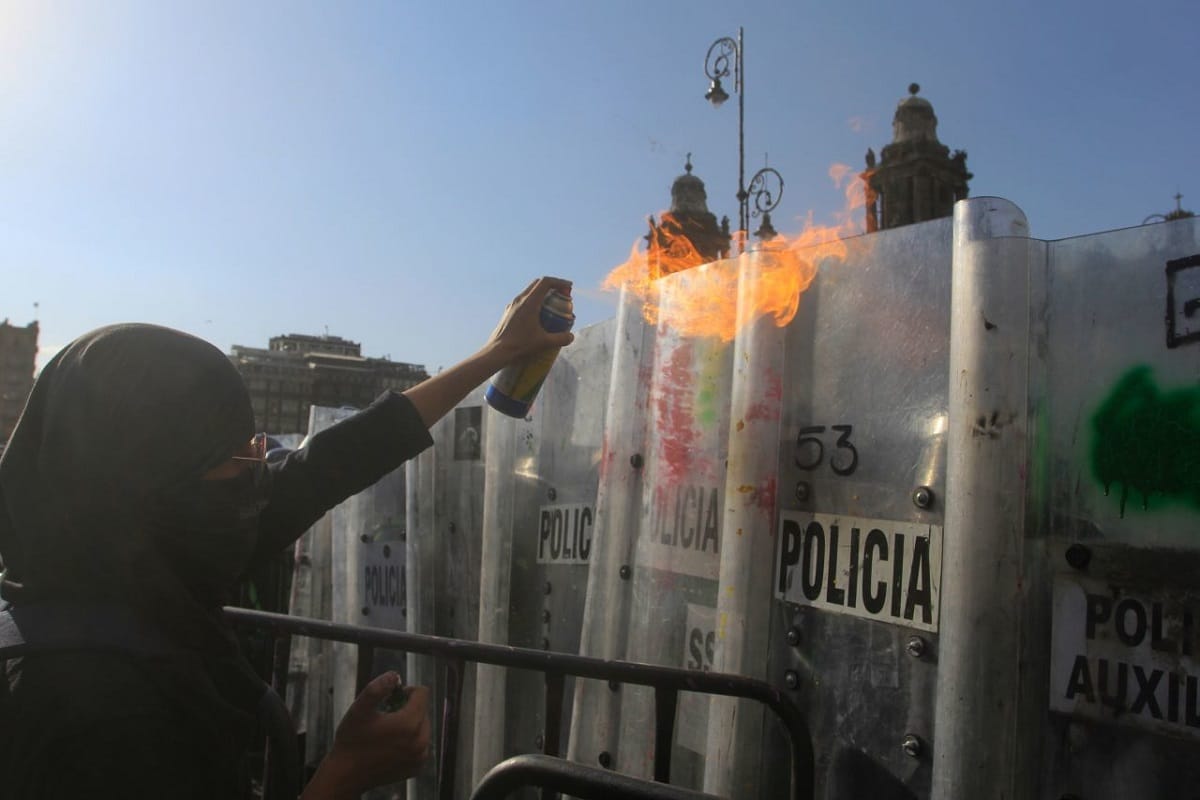 Encapuchados agreden a policías en la CDMX