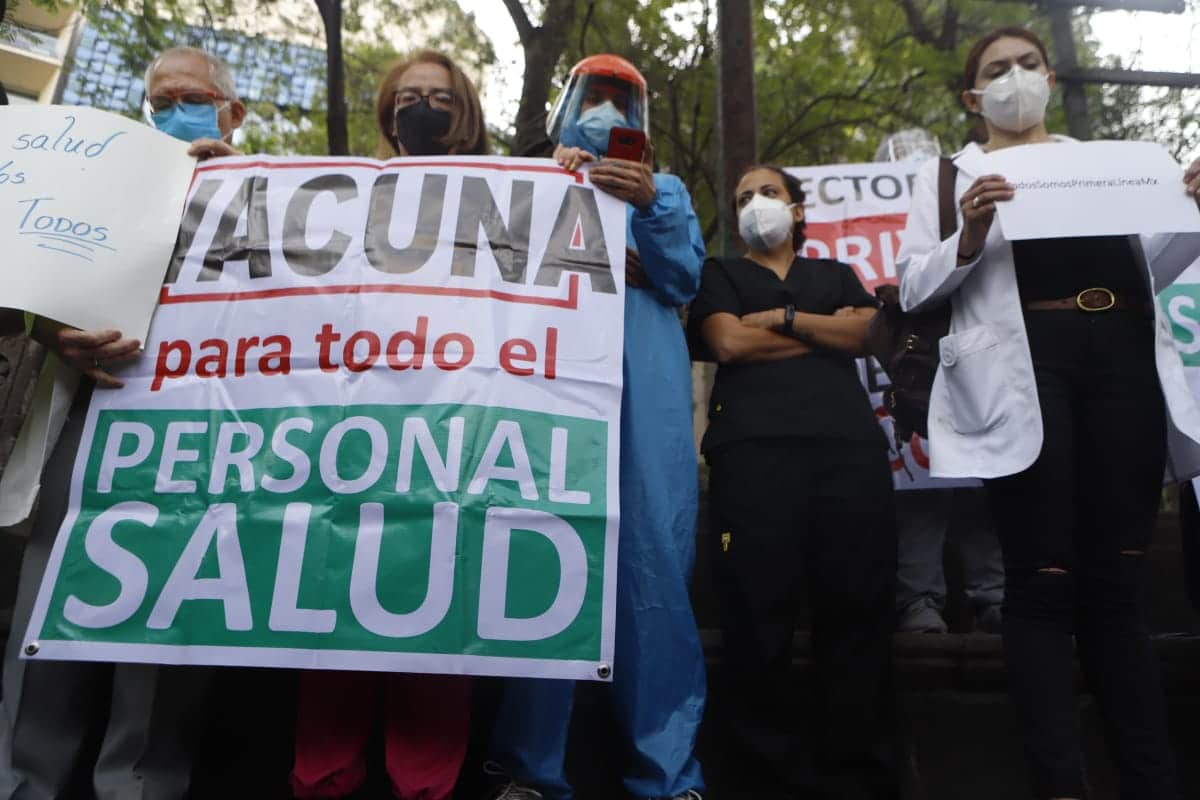 Médicos piden vacunas contra Covid-19