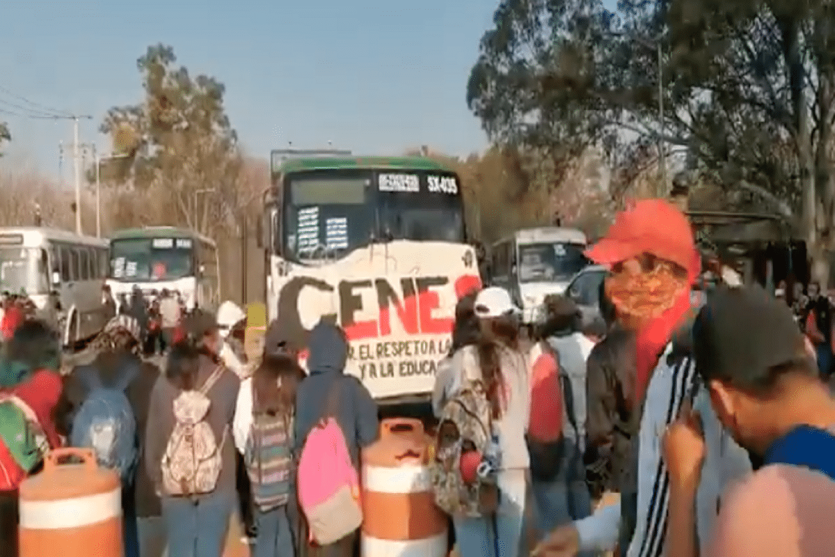 Normalistas en aeropuerto de Oaxaca