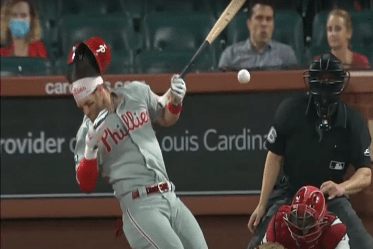 Bryce Harper recibió un fuerte golpe en la cara