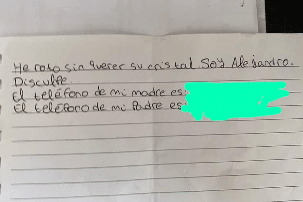 Para disculparse y hacerse responsable de los daños, un niño dejó una nota luego de romper el vidrio de un automóvil que estaba estacionado