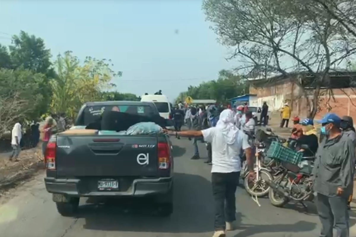 Habitantes de la comunidad El Terrero, Aguililla bloquearon el paso al candidato del partido Verde.