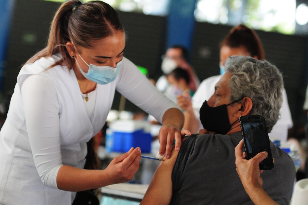 Foto: Archivo. Salud informó que este sábado arranca la aplicación de refuerzo contra la covid-19 para maestros en 16 estados.