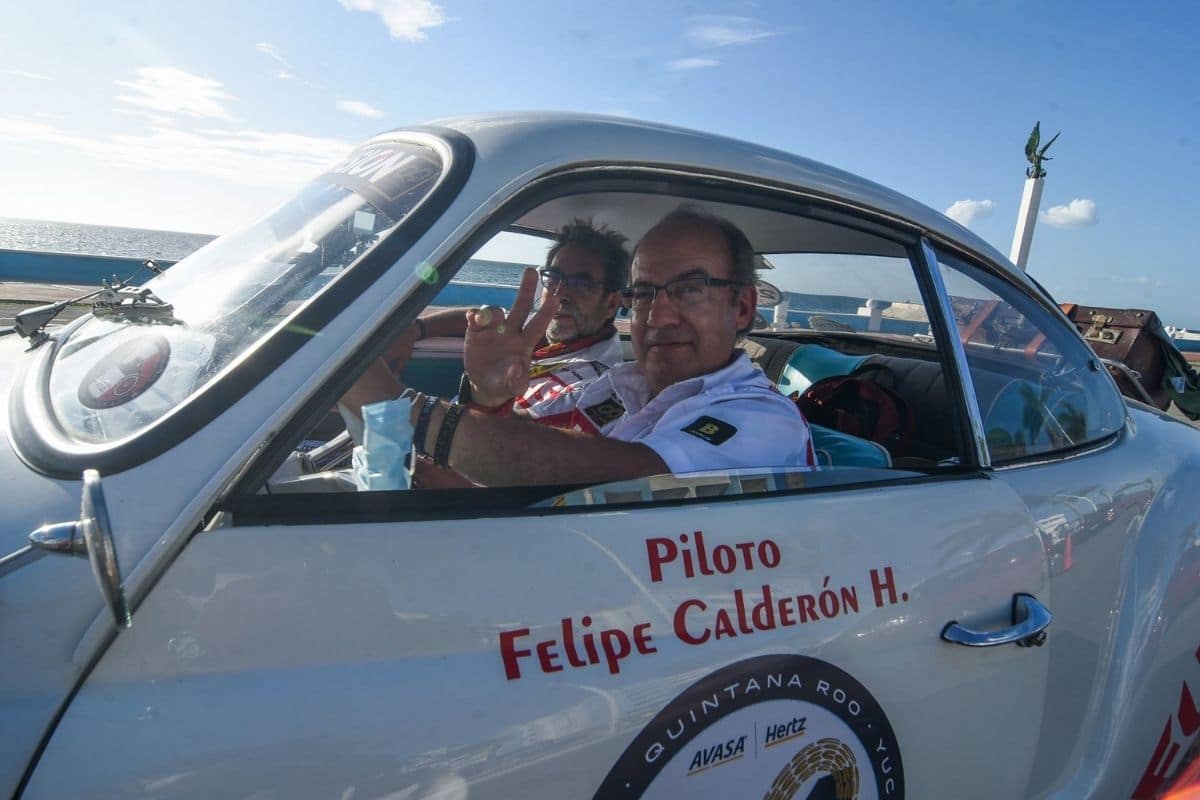 Felipe Calderón maneja su Porsche en el Rally Maya en Campeche