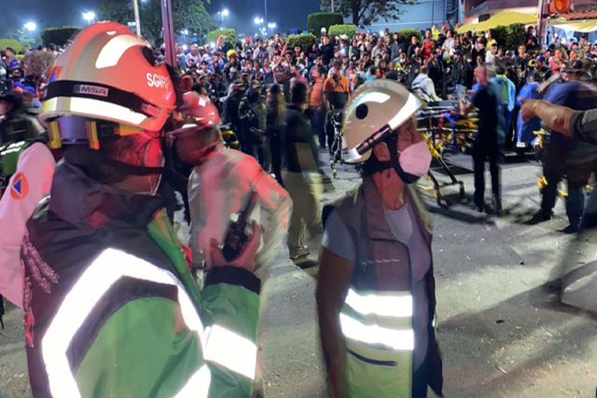 Cuerpos de emergencia laborando en la Línea 12 del Metro