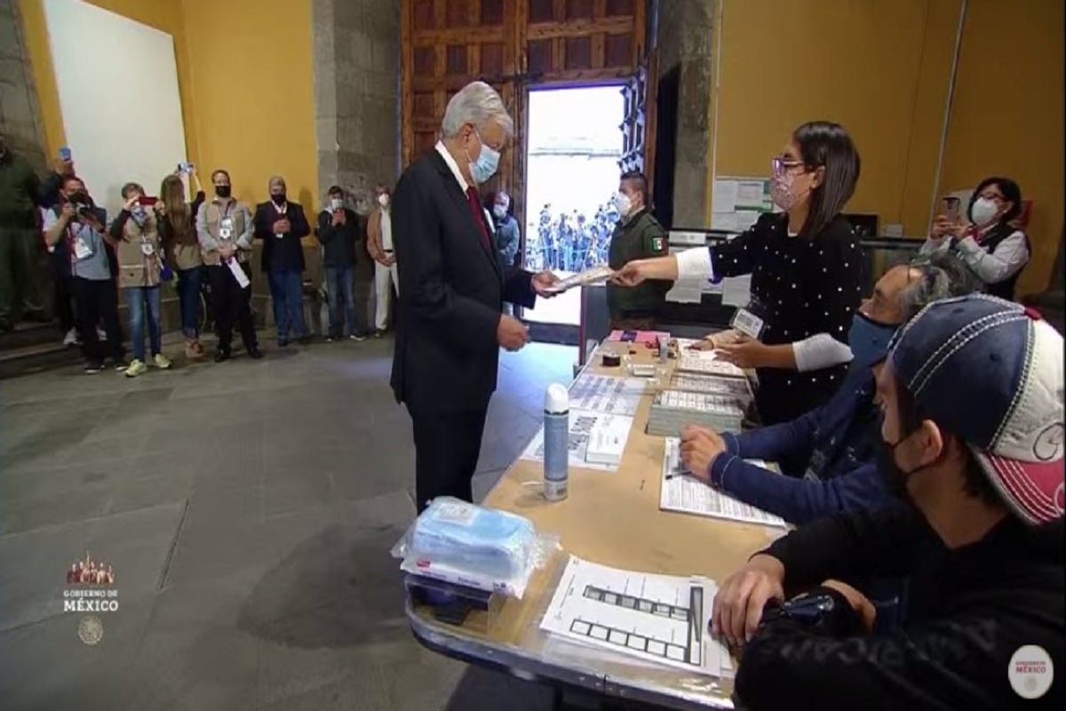 AMLO emite su voto