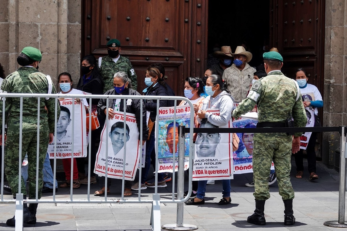 Familiares de normalistas salen de Palacio Nacional